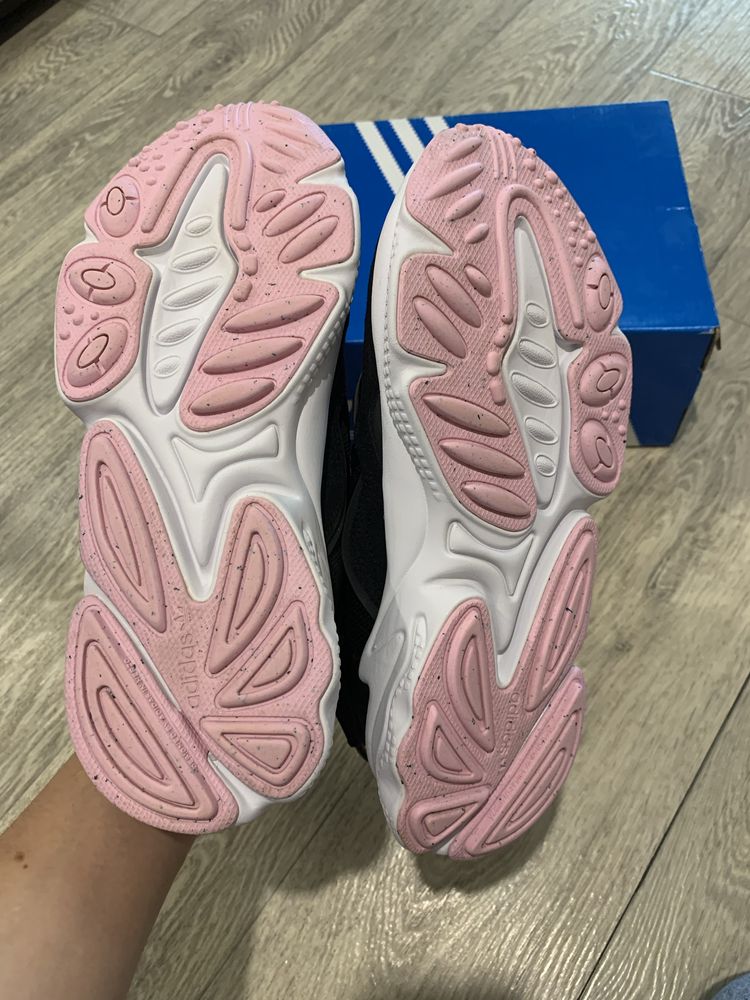 Продам кросівки Adidas Ozweego 39р