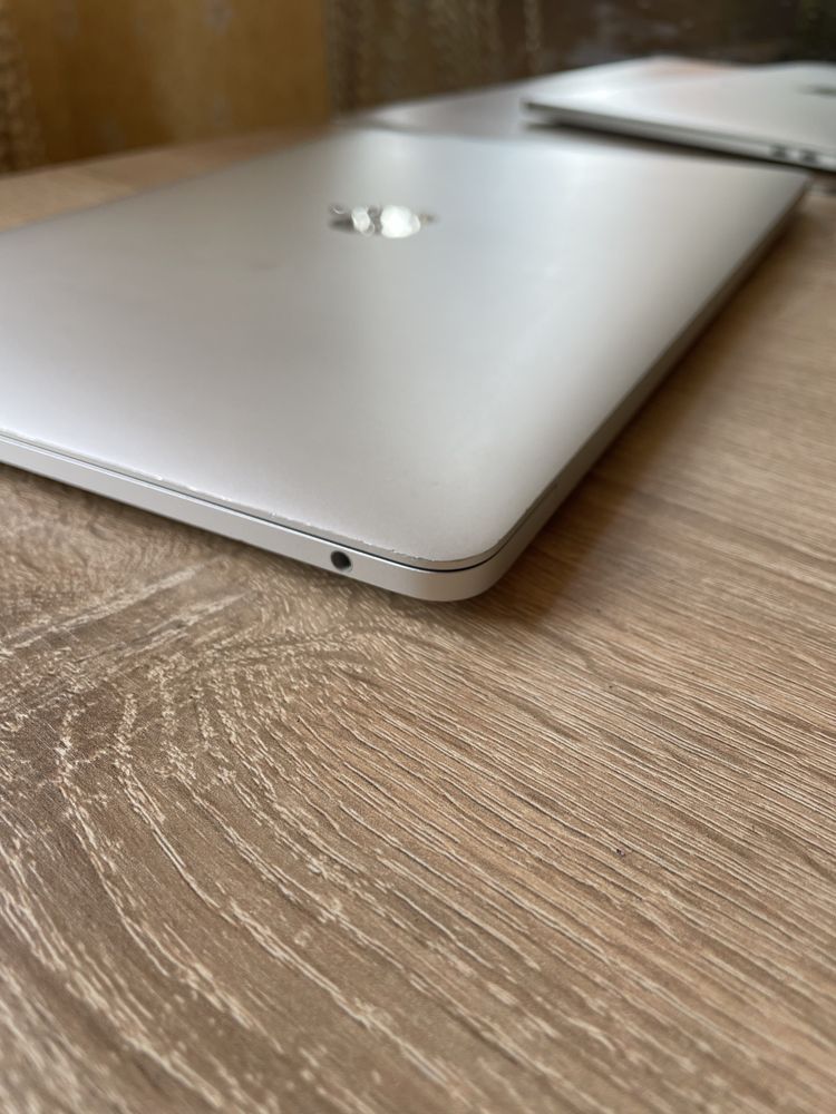 Macbook Pro 13”, 2017 Silver , i5/2.3Ghz, 256/8gb