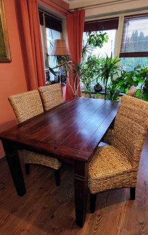 Stół z drzewa egzotycznego + 4 krzesła rattan/drewno