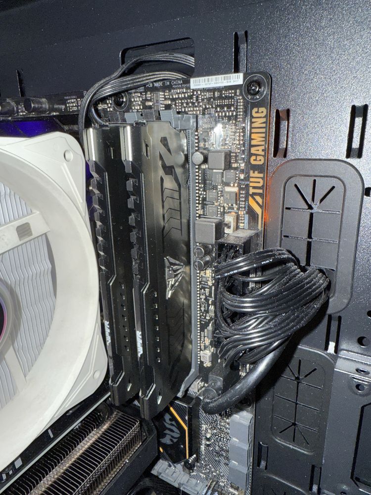 Komputer stacjonarny – i7-8700 / RTX 3060 / 32 GB RAM / SSD 1 TB