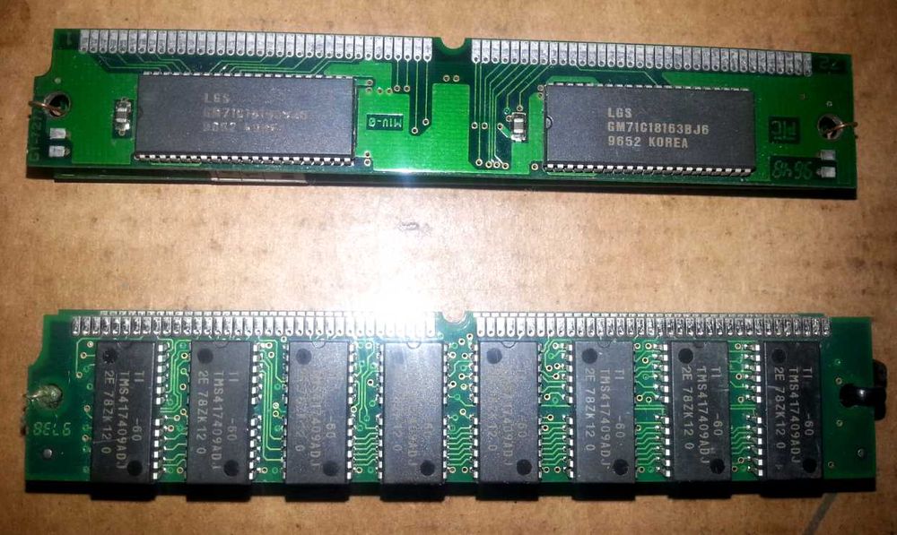 Akcesoria komputerowe: 13 kart pamięci, 2 karty WLAN