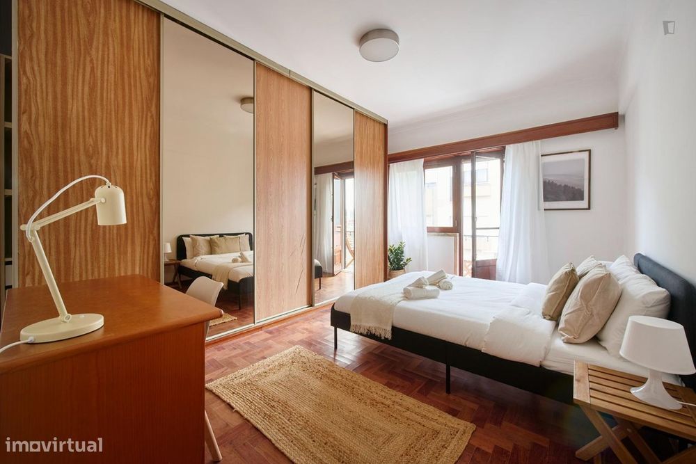 756837 - Quarto com cama de casal, com varanda...