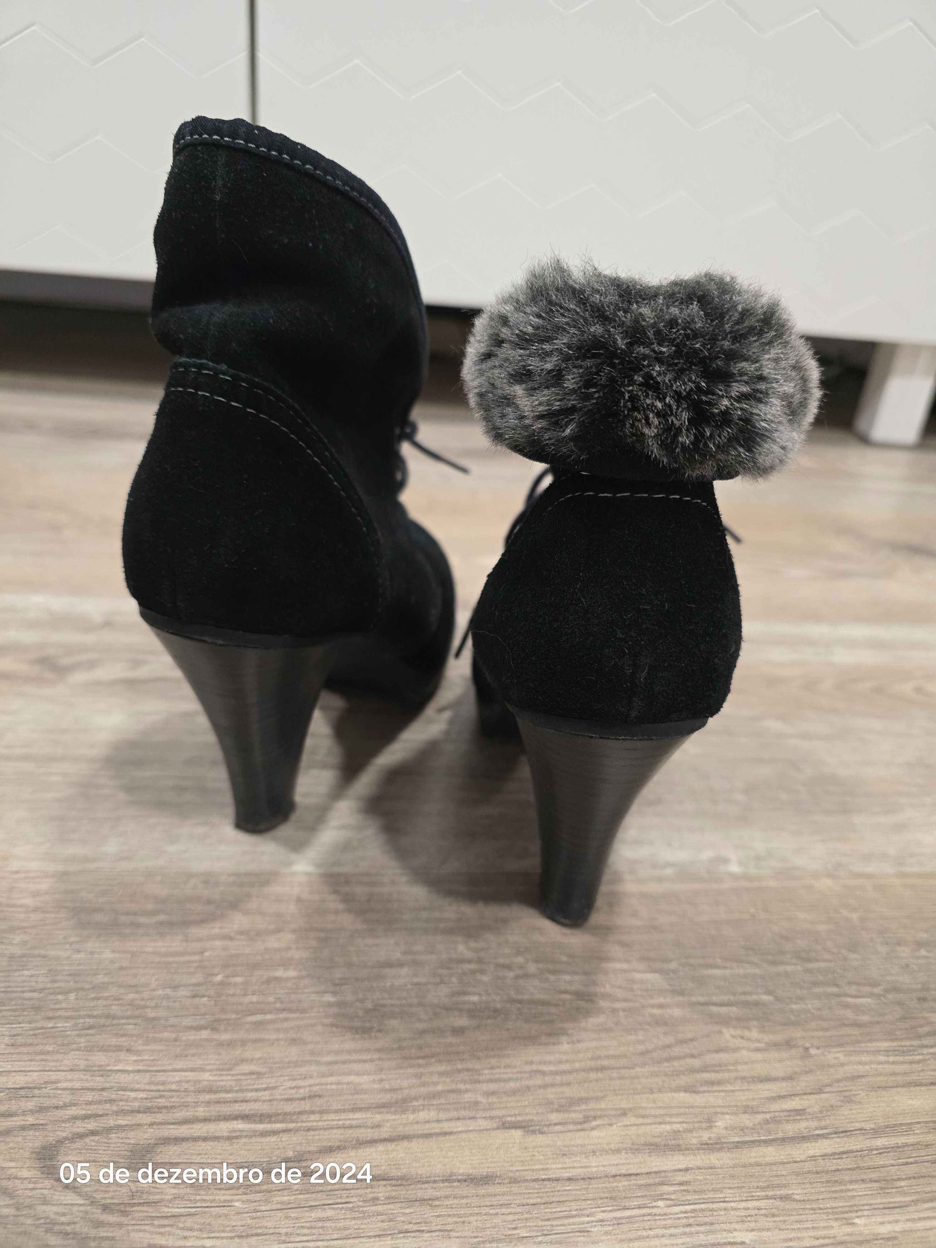 Botins Camurça Pretos - Tamaris