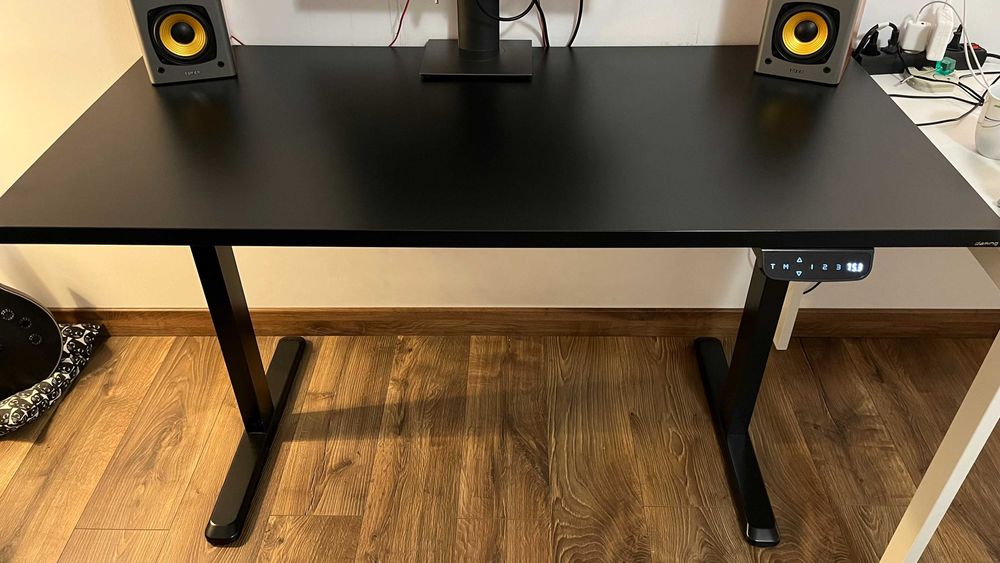 Biurko elektryczne z regulowaną wysokością – metalowe nogi loftowe