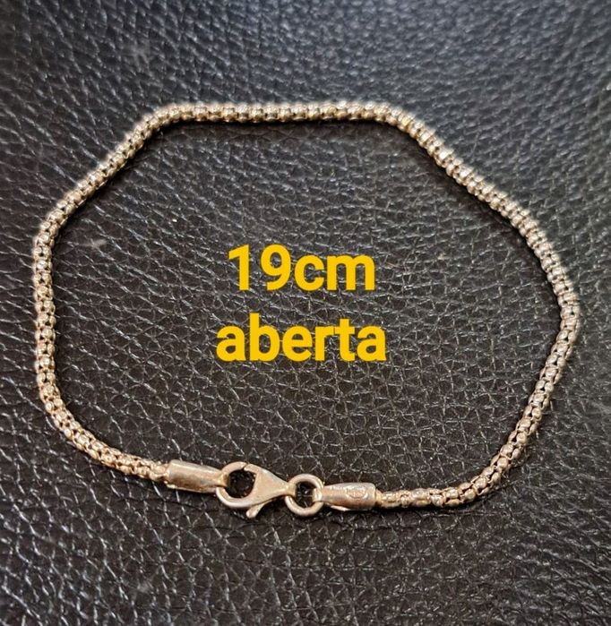 Pulseiras vintage em prata contrastada.