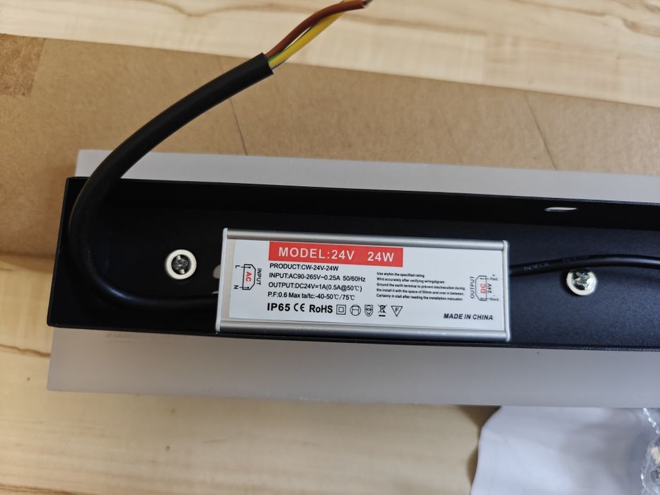 Lampa ścienna LED zewnetrzna 24W IP65 ciepła biel O133