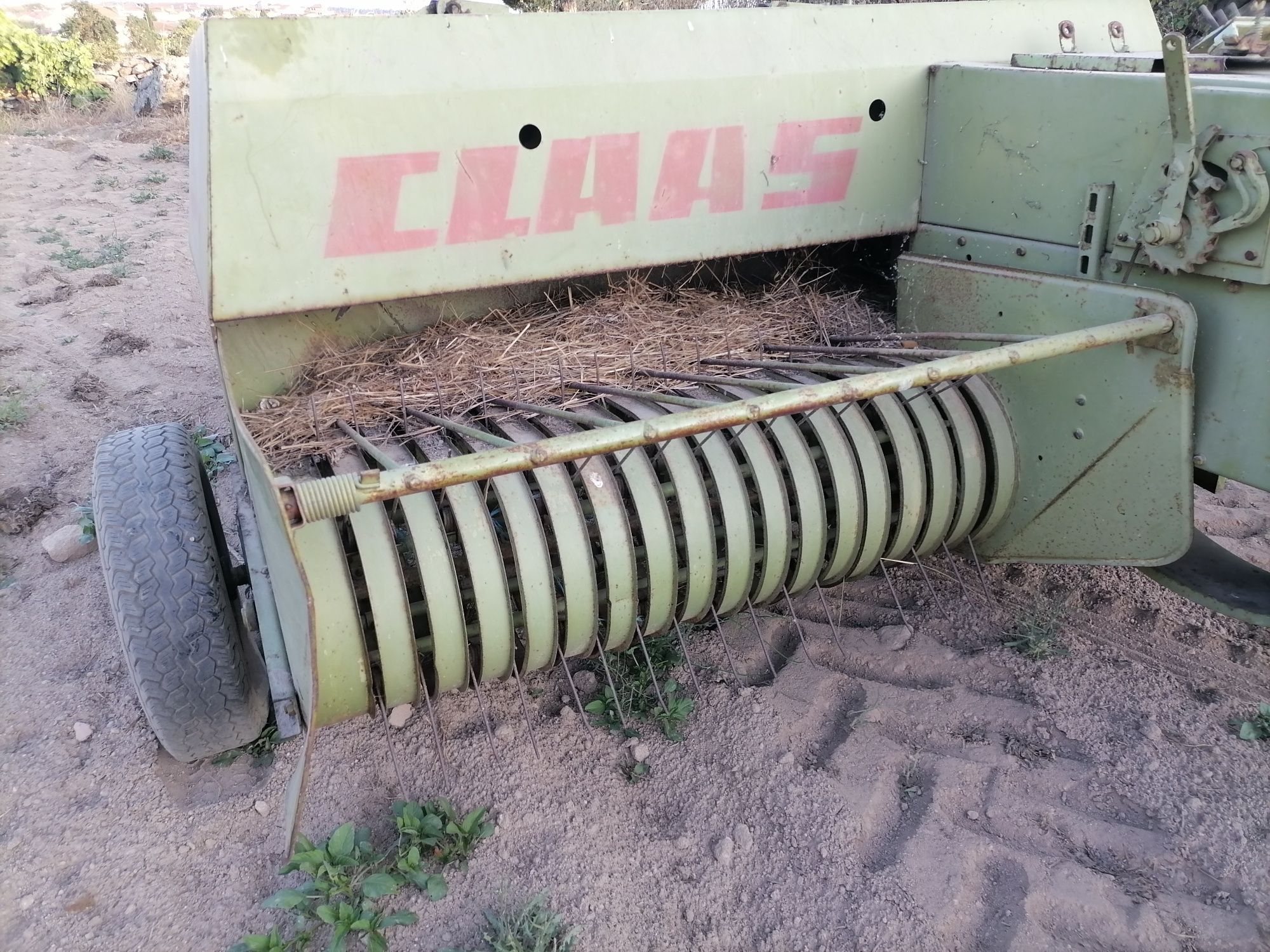 Vendo enfardadeira claas