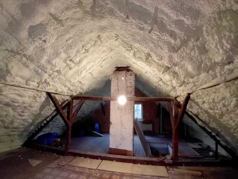 Ocieplenie poddasza, Piana PUR, izolacja natryskowa, Ocieplenie pianką