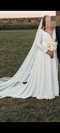 Klasyczna, minimalistyczna, gładka suknia ślubna z długim rękawem