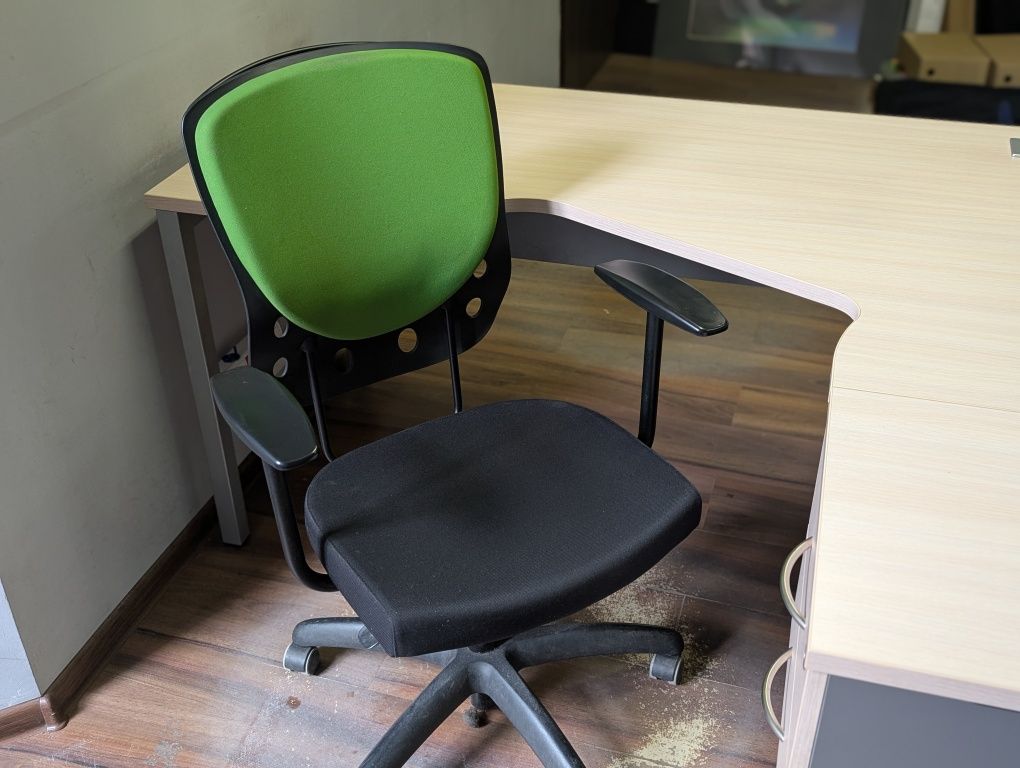 Meble biurowe: 3 biurka, 2 krzesła, szafka – gotowe do pracy