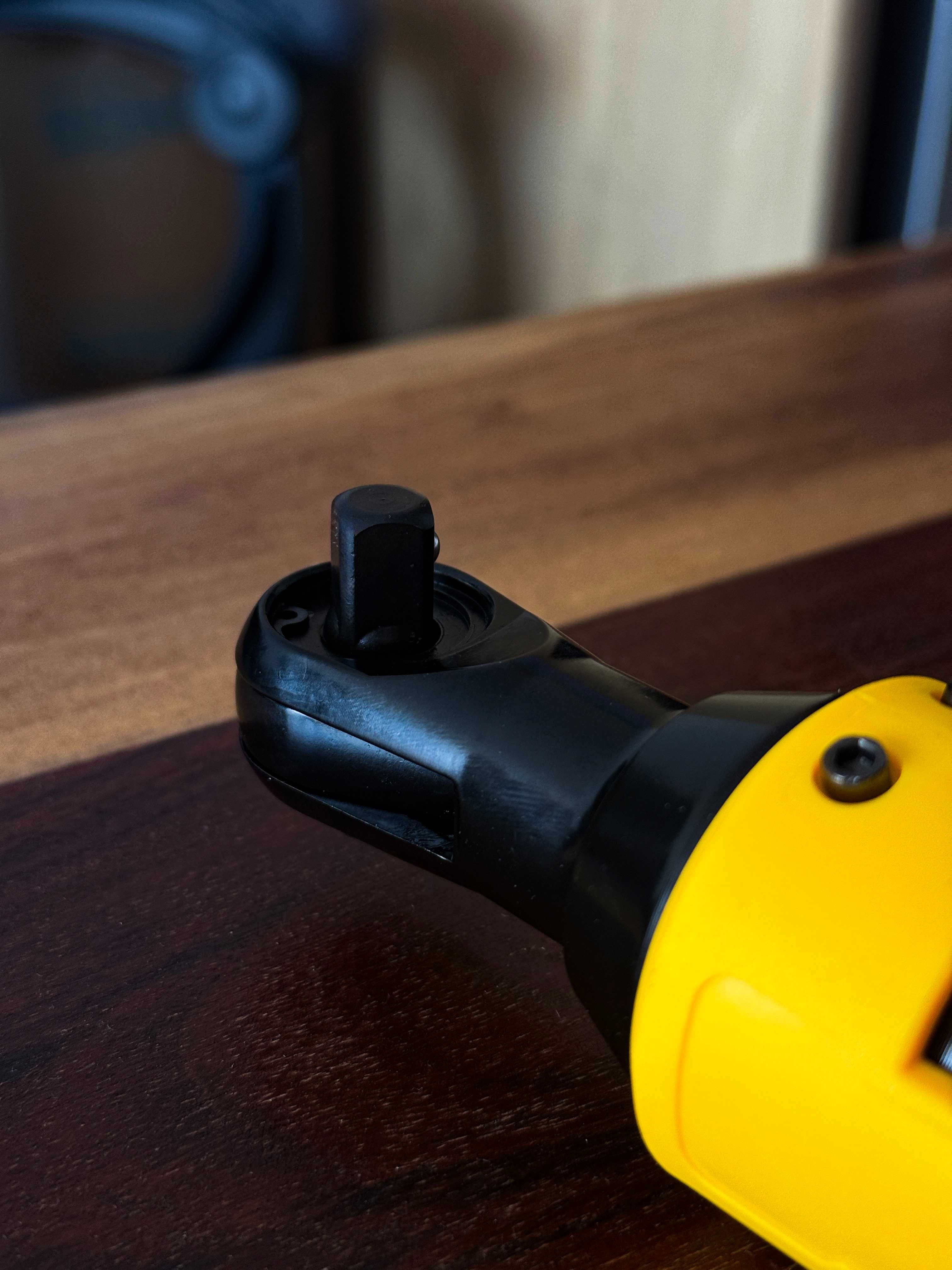 Automatyczny klucz grzechotka 3/8 na baterie dewalt xr z latarką