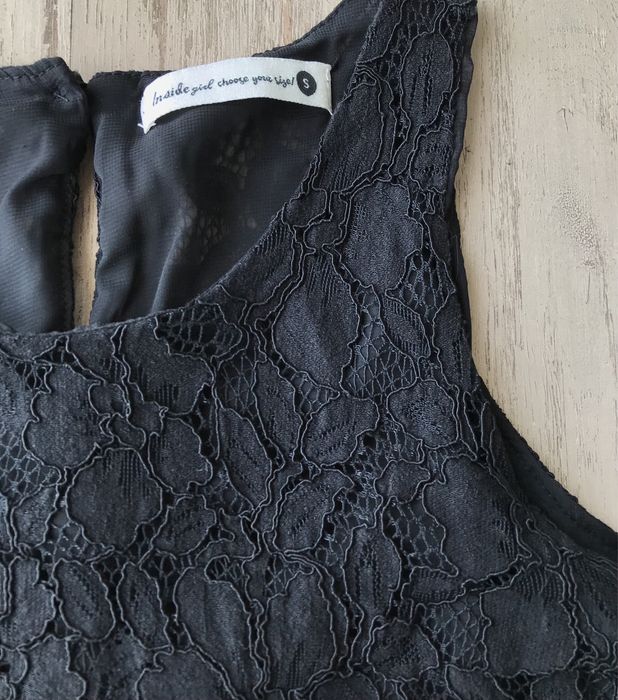 Top preto com renda (Inside, tamanho S)
