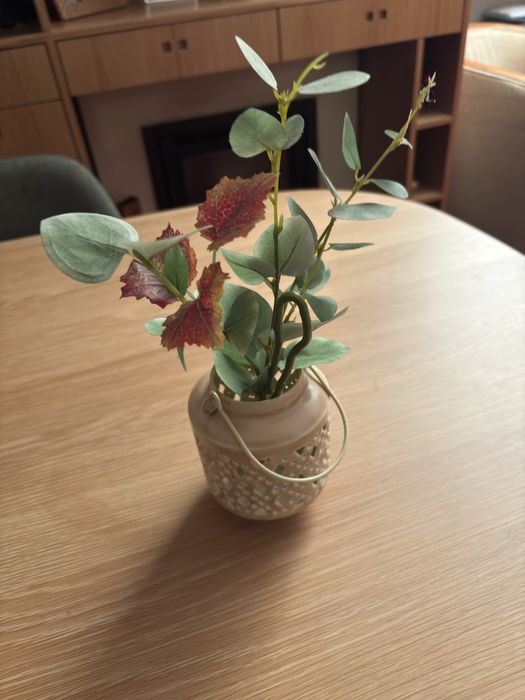 Decoração com flor ou porta-vela.