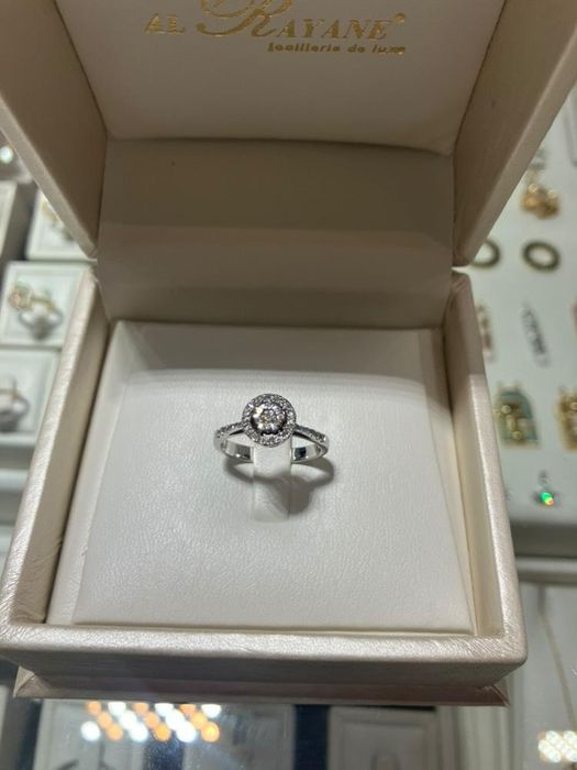 Solitario em ouro braco e diamantes