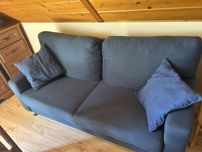 Granatowa sofa z fotelem