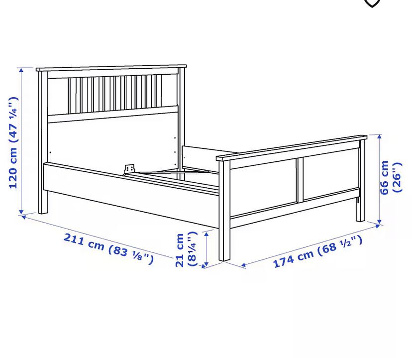 Cama de casal e mesa de cabeceira