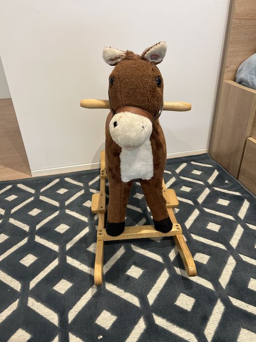 Cavalo balanço com musica