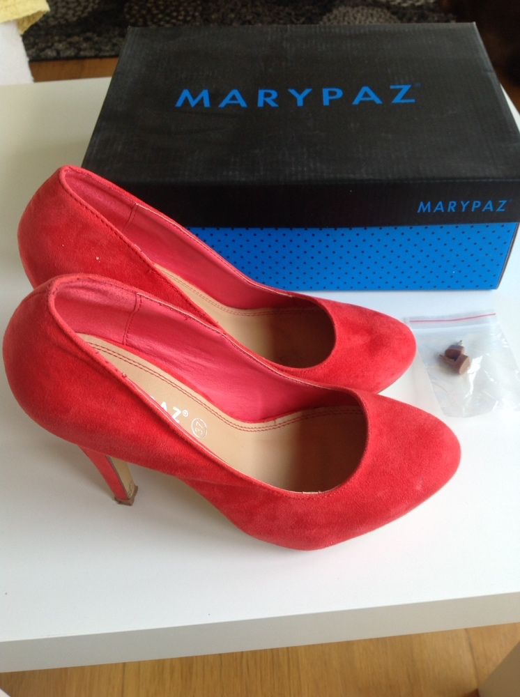 Sapato de salto vermelho ( usados uma vez)