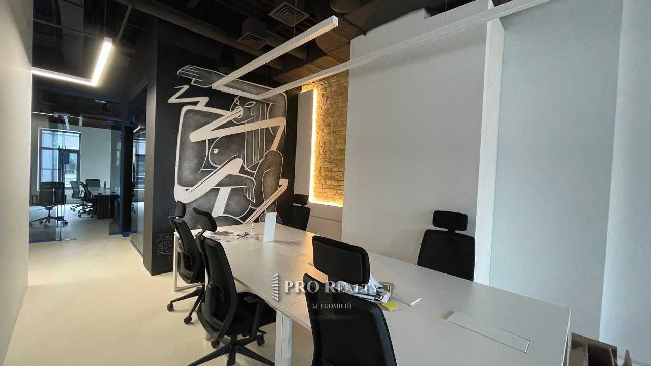 Креативний офіс із меблями в сучасному бізнес центрі
