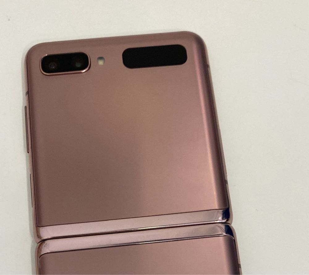 Samsung Galaxy z Flip 1 c/ pequeno defeito
