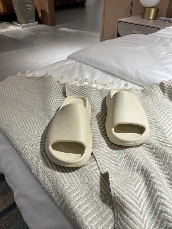 YeezyBoostSlideUnisextrampkiBone.41