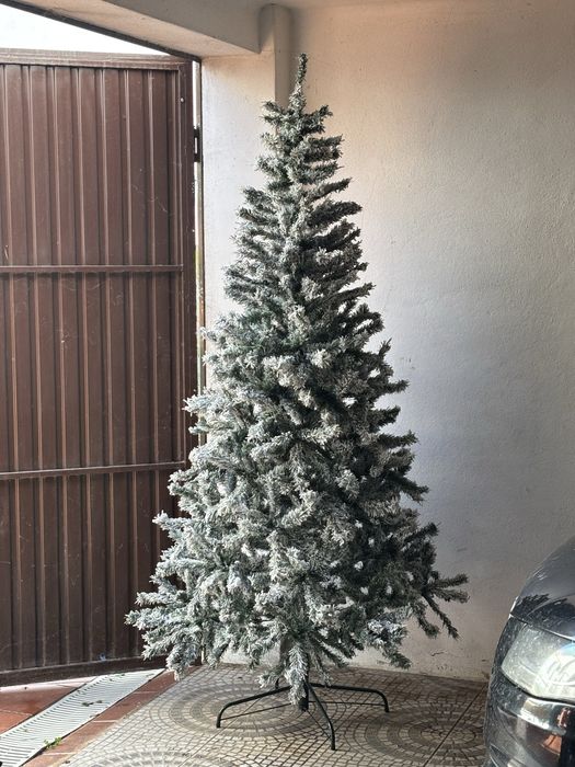 Árvore de Natal 210 cm efeito nevada e enfeites