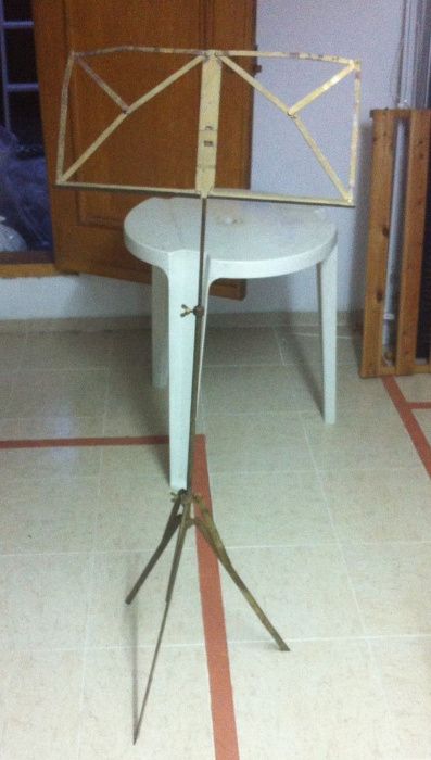 Tripé antigo para pautas musicais