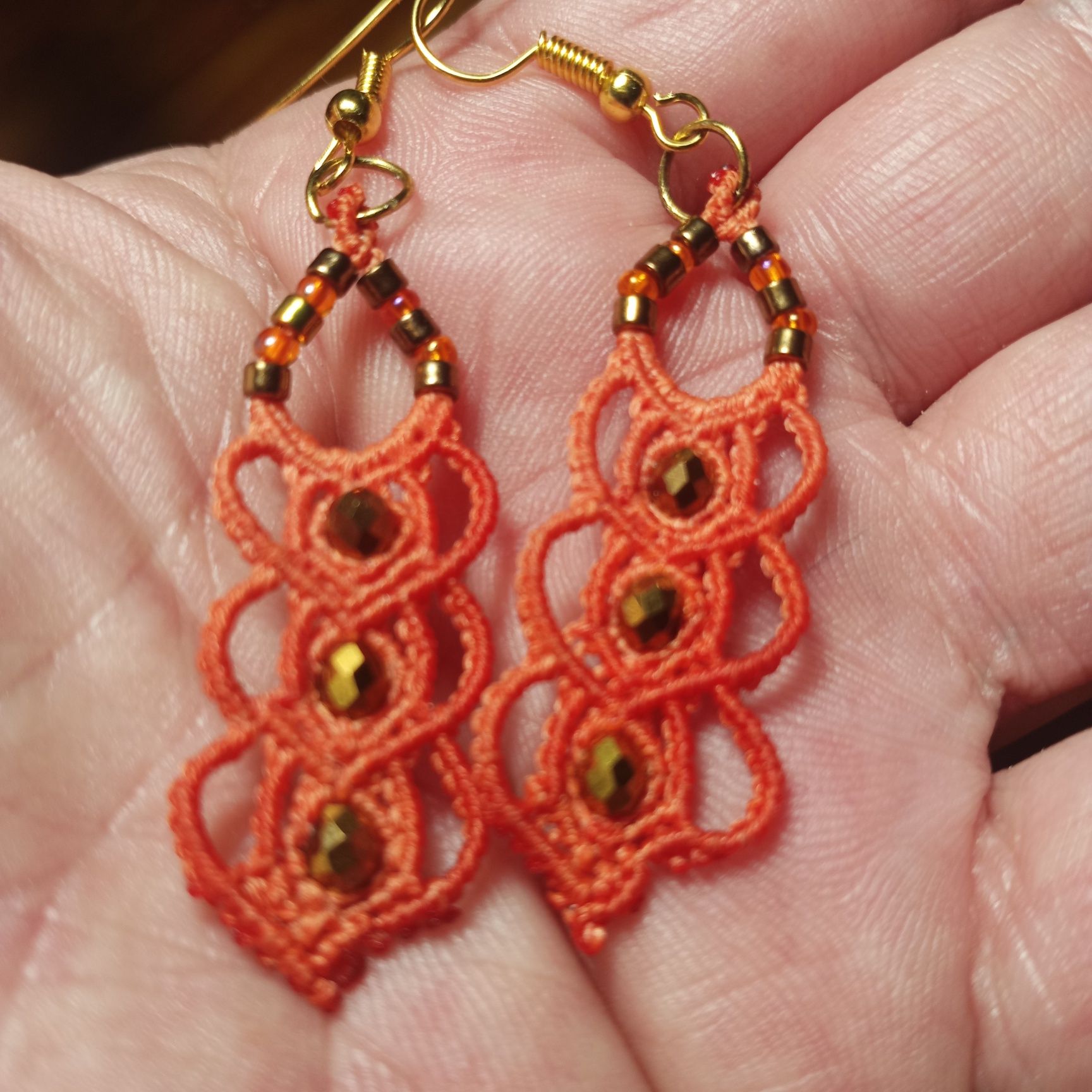 Brincos macramé.