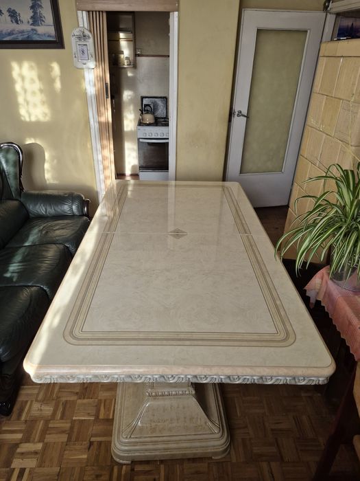 Skórzane ciemnozielone sofa i fotele oraz stół