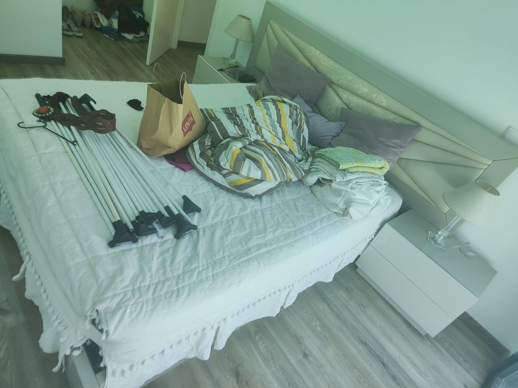 Cama de casal com 2 mesas de cabeceira
