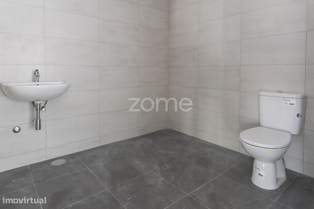 Loja nova para arrendamento em V. N. Famalicão