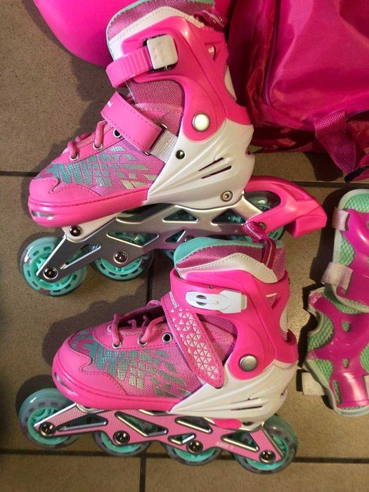 Игровой набор:ролики(все! колеса светящиеся), защита, шлем, рюкзачек