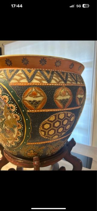 Caspon de porcelana com pianha de madeira