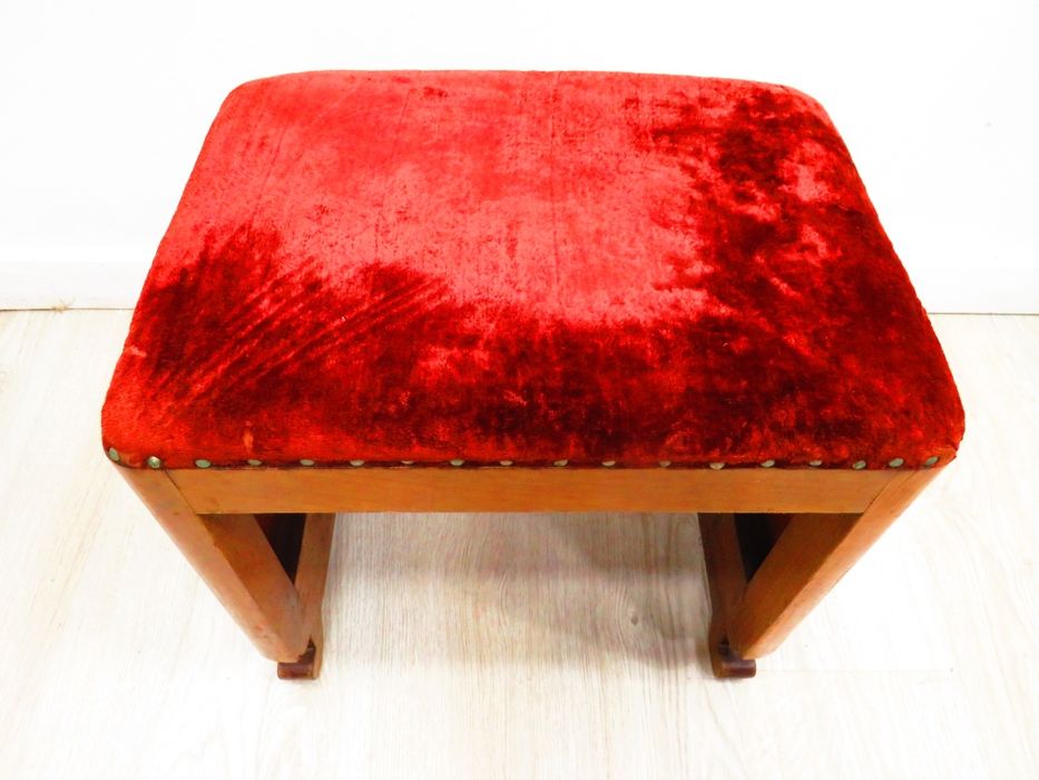 Banqueta em madeira.