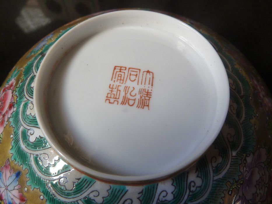 Duas taças chinesas em porcelana fina.