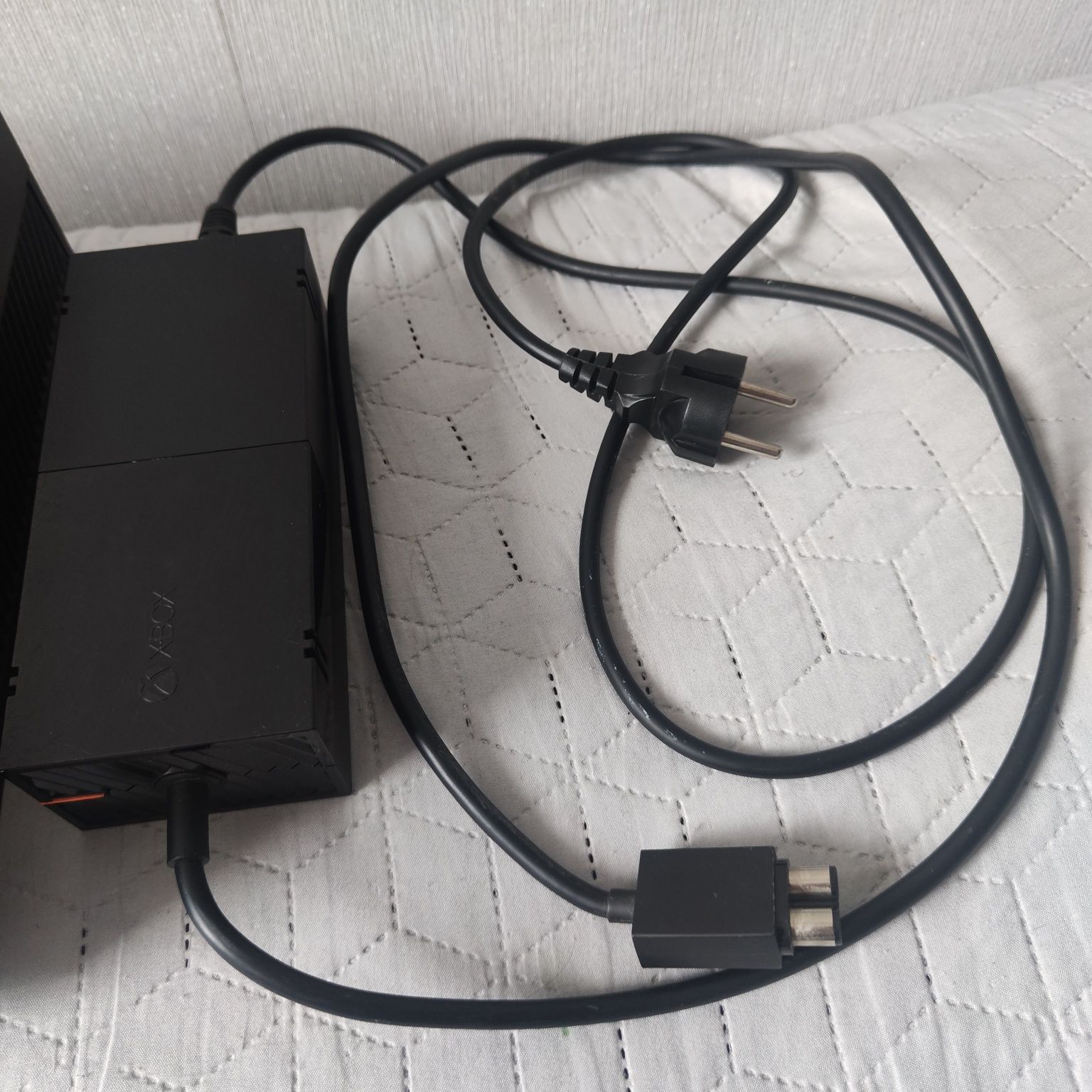 Xbox One + pad przewodowy