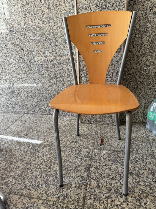 Mesas e cadeiras de café