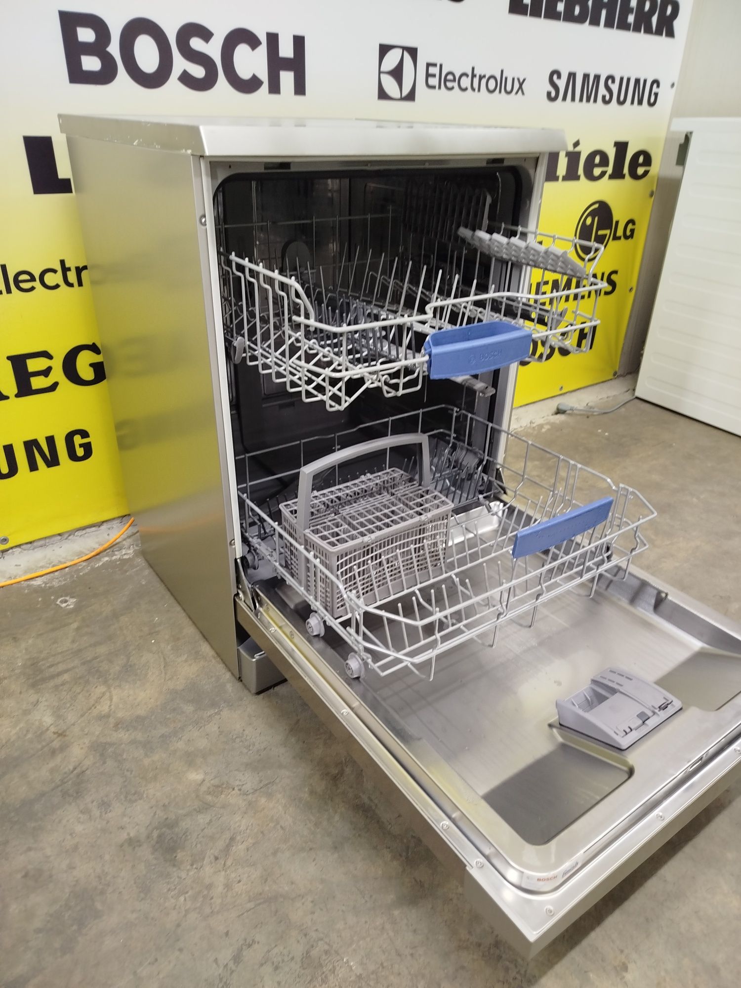 Посудомийна машина фірми Bosch, модель SMS53L18EU