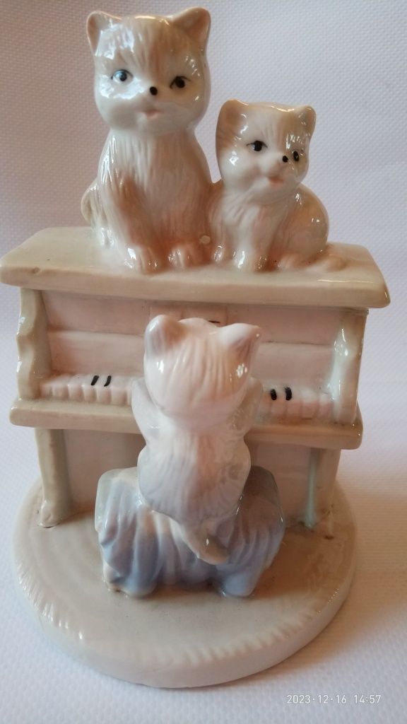 Кошенята грають на фортепіано.Старовинна порцелянова скульптура,Англія