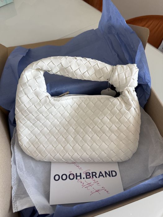 Белая сумка в стиле bottega veneta плетеная