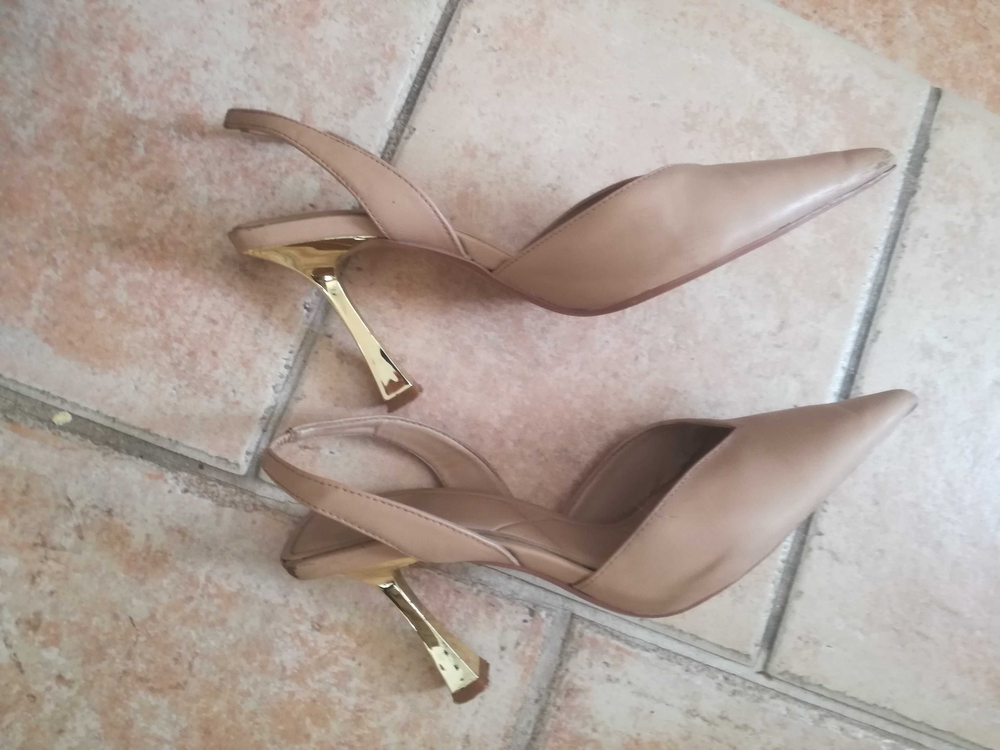Sandálias sapatos abertos atrás beges da Zara