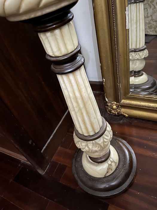 Cinzeiro em mármore e metal dourado