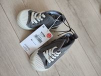 Nowe buty niemowlęce, trampki