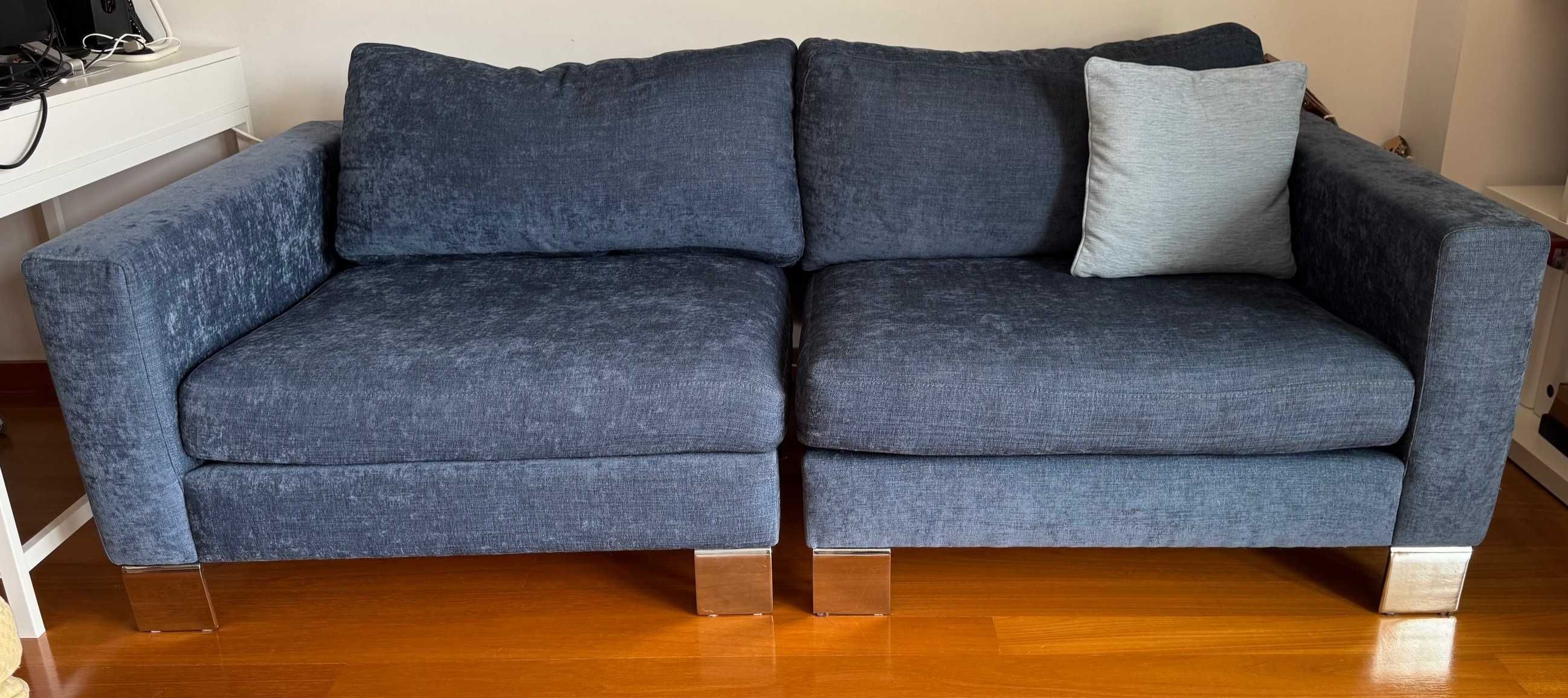 Sofa em tecido azul