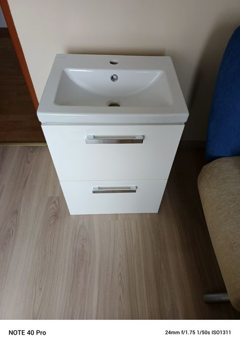 Szafka wisząca do łazienki wraz z umywalką.