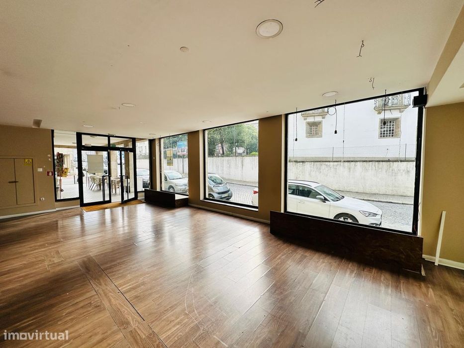 Loja 140 m2 em S. Vicente | Boas montras e visibilidade