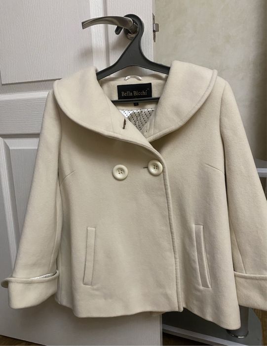 Молочне пальто жіноче