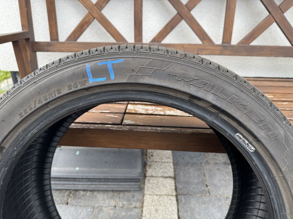 Komplet opon całorocznych Falken 225/45R19 96W DOT 1223
