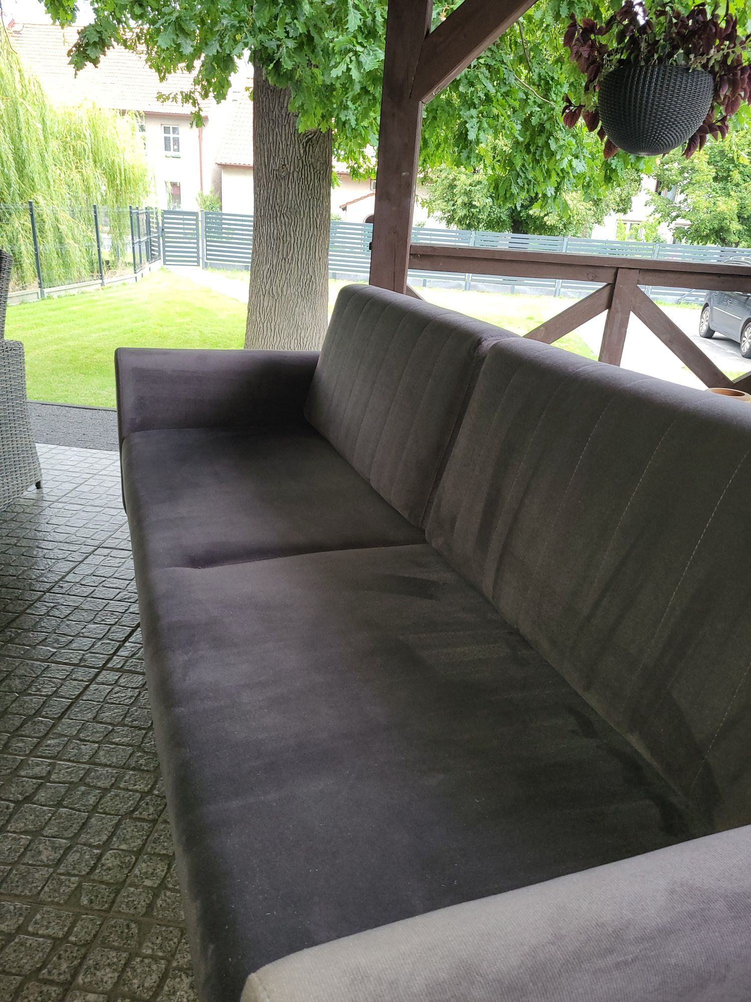 Sofa rozkładana z pojemnikiem na pościel.