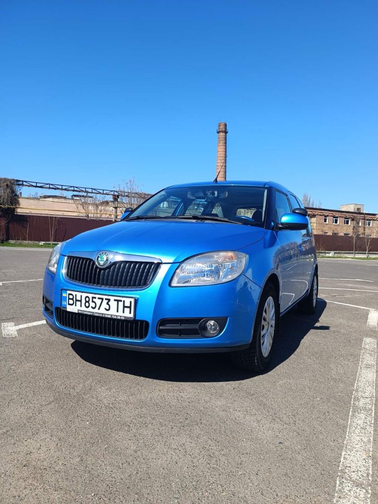 Продам автомобиль Skoda Roomster, цвет синий, состояние отличное.